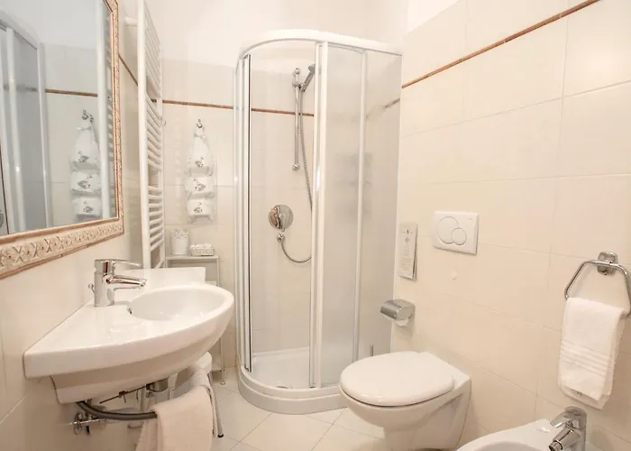 Silene Parking And Garage 博尔米奥